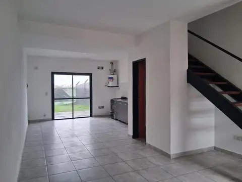 Casa en Alquiler con 2 cocheras