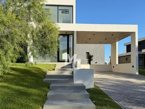 Casa 5 ambientes con 4 baños