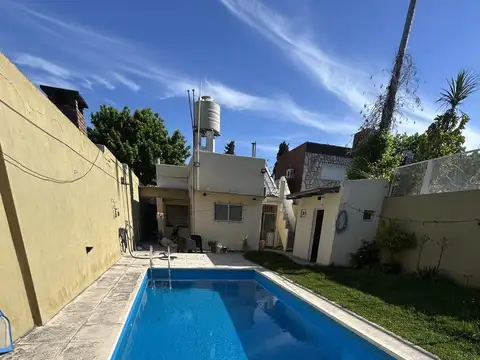 Casa en ALQUIILER 3 dormitorios BARRIO PARQUE con PILETA