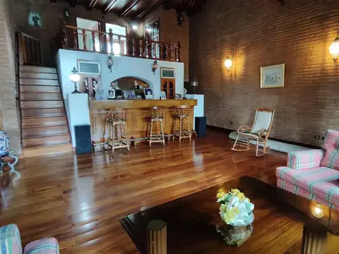Casa en Venta con 3 cocheras
