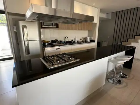 Casa en Alquiler con 2 cocheras
