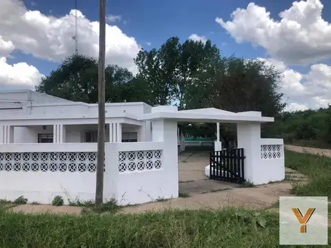 Casa en venta - 2 dormitorios 2 baños - 240mts2 - Carmen De Areco