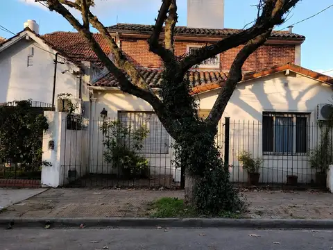 Chalet 4 Amb. con Enorme Jardín y Dormitorio en Planta Baja