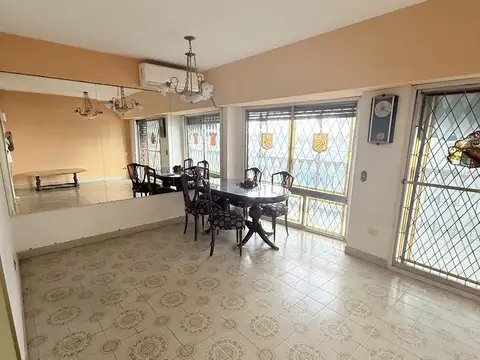 PISO 4 AMBIENTES CON BALCON.