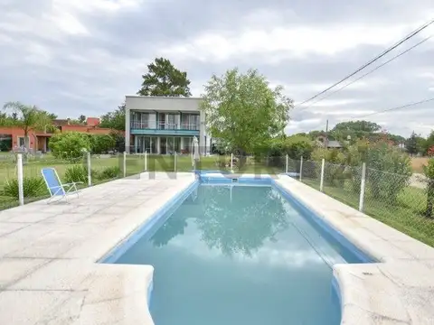 CASA EN VENTA CON PARQUE Y PILETA, BARRIO EL RODEO