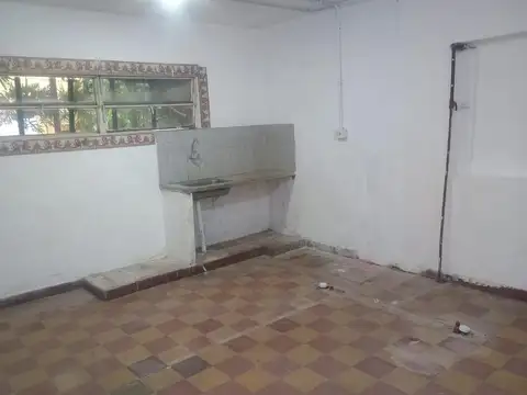 SE ALQUILA: AMPLIO LOCAL COMERCIAL. SAN MARTIN 1400