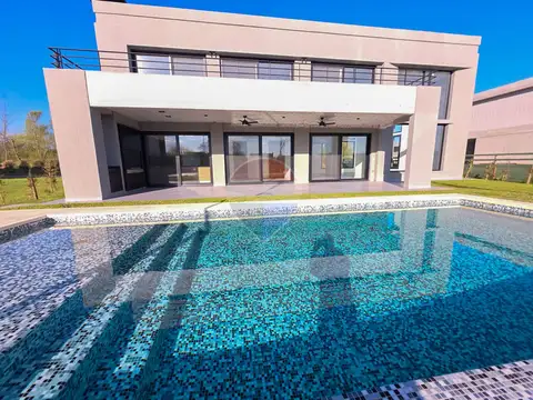 Casa en Alquiler con 2 cocheras