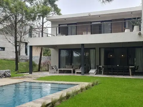 Casa 6 ambientes con 4 baños