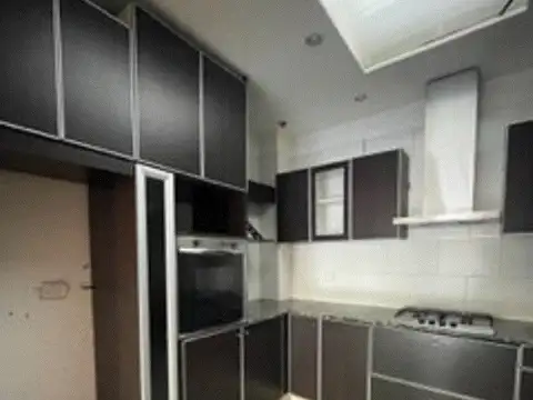 EXCELENTE DUPLEX DE 3 AMBIENTES Y ALTILLO (PLAY ROOM) COCHERA, 2 BAÑOS, EQUIPOS SPLT (EN T/ LOS AMB)