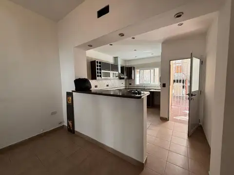 Depto Tipo Casa en Alquiler en Monte Castro, $ 1.000.000