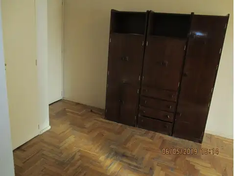 Amplio ambiente frente muy luminoso balcón baño y cocina com