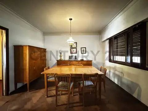 VENTA CASA 4 AMBIENTES CASTELAR COCHERA PILETA