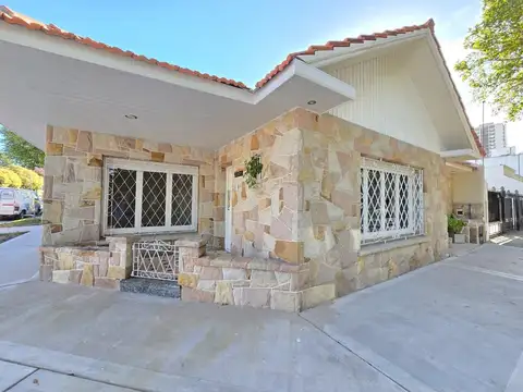 Chalet en Venta con Parque y garage Quincho. Barrio San Jose