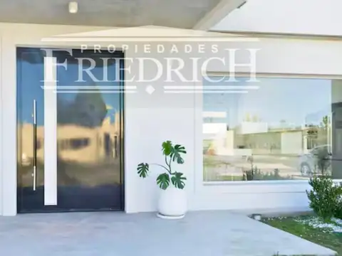 Casa 5 ambientes con 4 baños