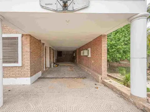 Casa 10 ambientes con 4 baños