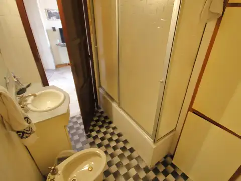 Morón 3918: casa lote propio de 7amb.   2 patios   terraza