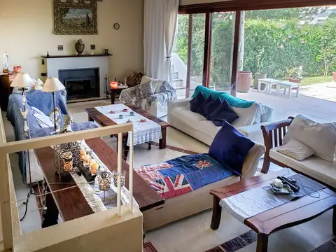 Casa en Venta con 3 cocheras