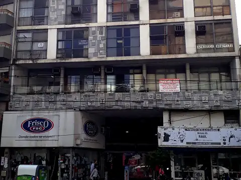 OFICINA DE 42 M2 CON VISTA A LA AV. MITRE, PLAZA Y CATEDRAL. AV. MITRE 686 AVELLANEDA CENTRO.