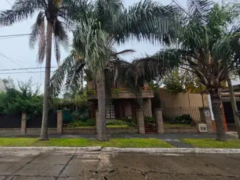 CASA EN VENTA CON PISCINA, QUINCHO Y GRAN PARQUE