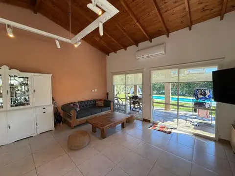 Casa 4 ambientes con 2 baños