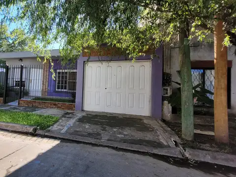 Casa 3 ambientes garage y patio amplio en Venta - Villa Tesei