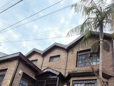 IMPECABLE I EXCELENTE UBICACIÓN RESIDENCIAL I AMPLIO CHALET EN 3 PLANTAS I GARAGE I MUY LINDO PATIO