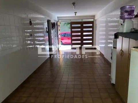 IMPECABLE CASA 4 AMBIENTES GARAGE PATIO PARRILLA