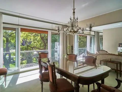 Magnífico semipiso con vista a Plaza Libertad  Cochera y Baulera