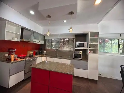 Casa en Venta con 2 cocheras