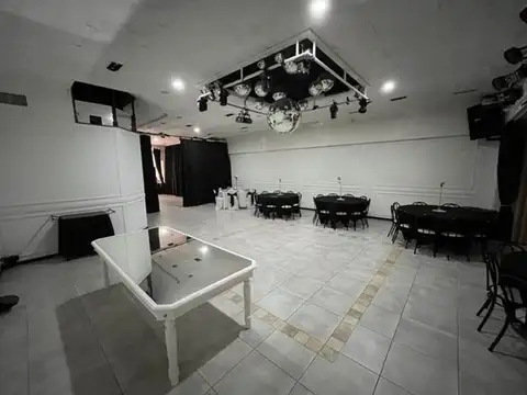 LOCAL TOTALMENTE RECICLADO A SALON DE FIESTAS