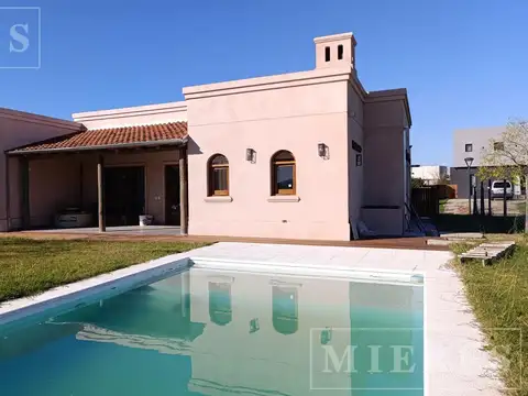 Casa en venta sobre lote interno en Barrio Golf El Canton, Escobar