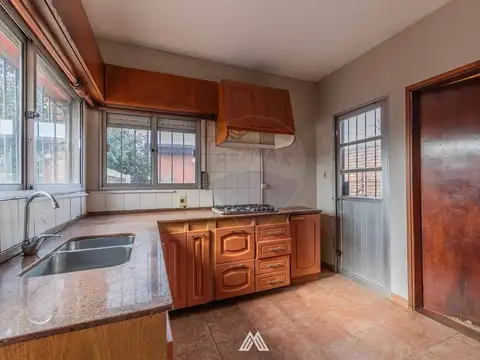 Casa 7 ambientes con 1 baño