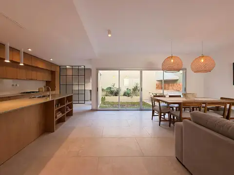 Casa Interna Única de 3 dormitorios con patio con parrillero y terraza con pileta
