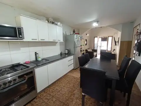 CASA TRES AMBIENTES, GRAN PATIO, COCHERA.
