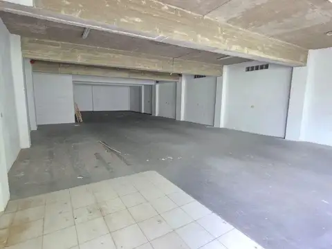 Galpón / Depósito de 3 Plantas con Entrada Para Camioneta – 630 m²
