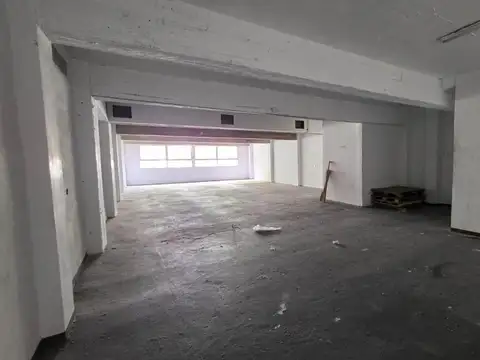 Galpón / Depósito de 3 Plantas con Entrada Para Camioneta – 630 m²