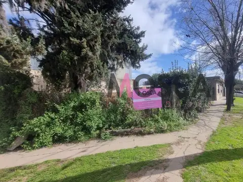 CASA EN VENTA ESQUINA COMERCIAL MORENO