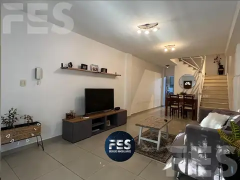 Casa en venta duplex Triplex luminoso y en excelente estado Villa Pueyrredon 4 5 ambientes