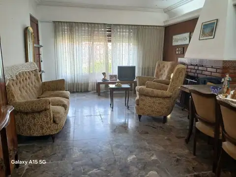 GRAN CASA CON PARQUE A METROS DE AV. JAURETCHE Y CENTRO DE HURLINGHAM