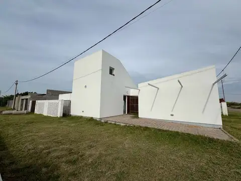 CASA EN VENTA 3 DORMITORIOS CON PISCINA