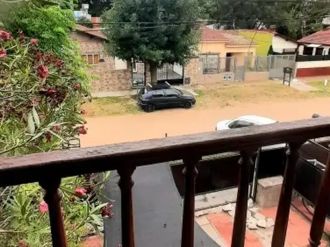 Casa 8 ambientes con 4 baños