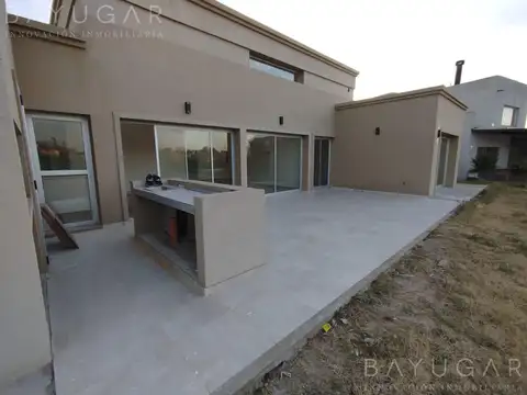 Casa 5 ambientes con 4 baños