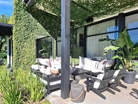 Casa 7 ambientes con 5 baños