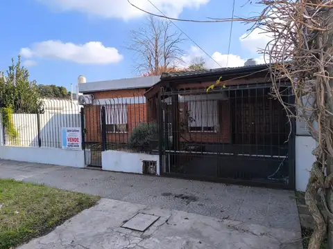 ALQUILA CASA AMERICANA 3 AMBIENTES CON GARAGE, QUINCHO, PARQUE Y PILETA – PLÁTANOS