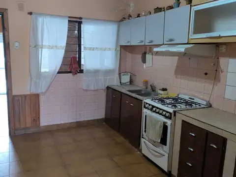 ALQUILA CASA AMERICANA 3 AMBIENTES CON GARAGE, QUINCHO, PARQUE Y PILETA – PLÁTANOS