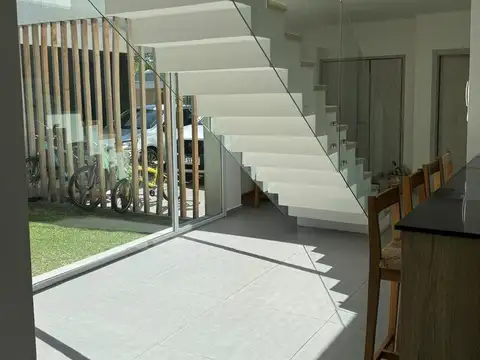 Casa en Alquiler en City Bell [Cod: 2852-6]