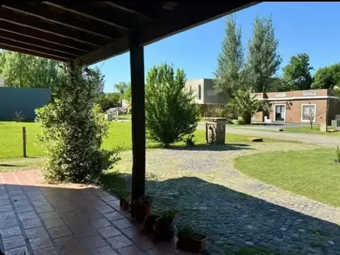 Casa 6 ambientes con 2 baños