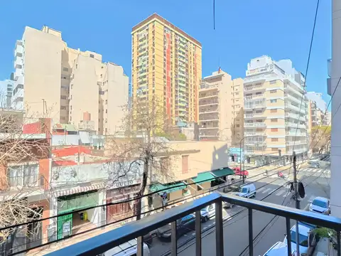 Venta 3 AMBIENTES FRENTE BALCÓN Barrio Caballito México al 4300  Apto Profesional.