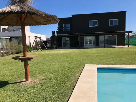 Casa 4 ambientes con 3 baños