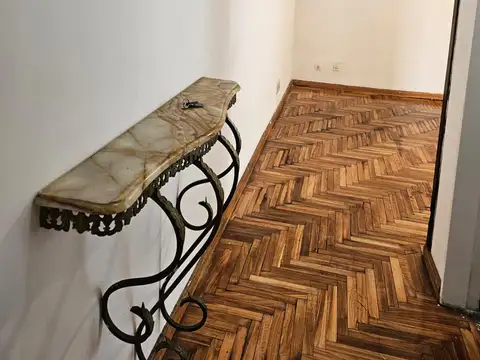 Inversión Segura: 2 Ambientes en Av. Rivadavia con Renta Activa y Vista Abierta